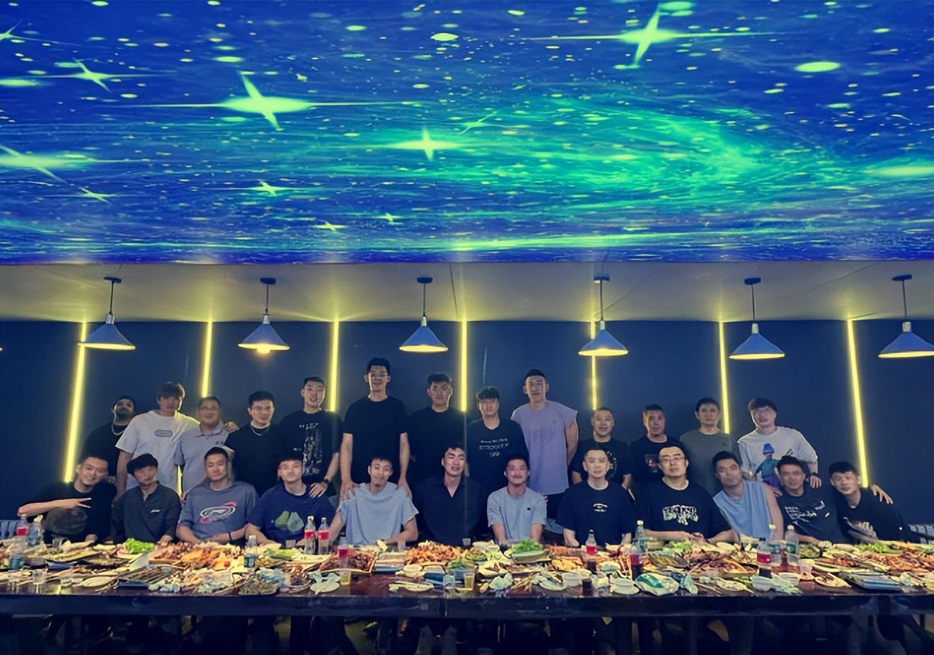 赵继伟宴请辽篮大家庭25人！杨鸣大韩现身，并送3位离别队友4句话